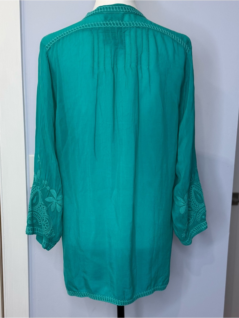 Johnny Was Embroidered Teal Women’s 3/4 sleeve Tunic Top, size M. Like new! - Picture 2 of 9